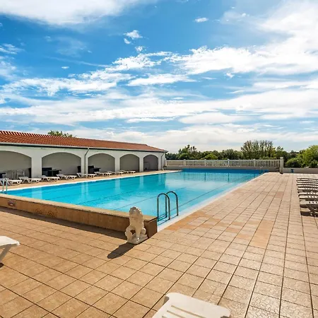 Holiday home Lovely In With Outdoor Swimming Pool